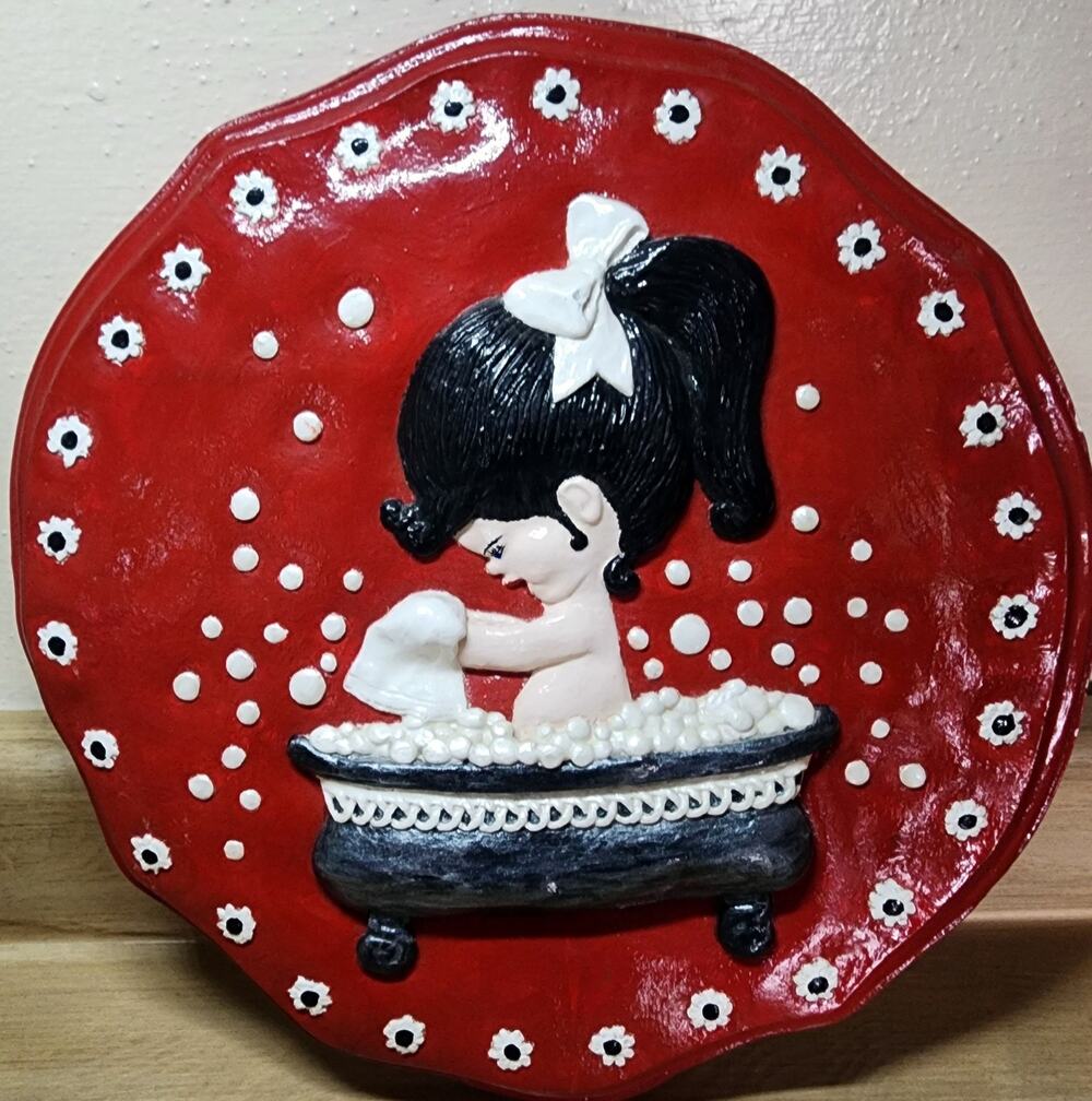 Chalkware Bathtub Girl Plaque Wall Hanging Bubbles Flowers Clawfoot Tub 11 3/4"